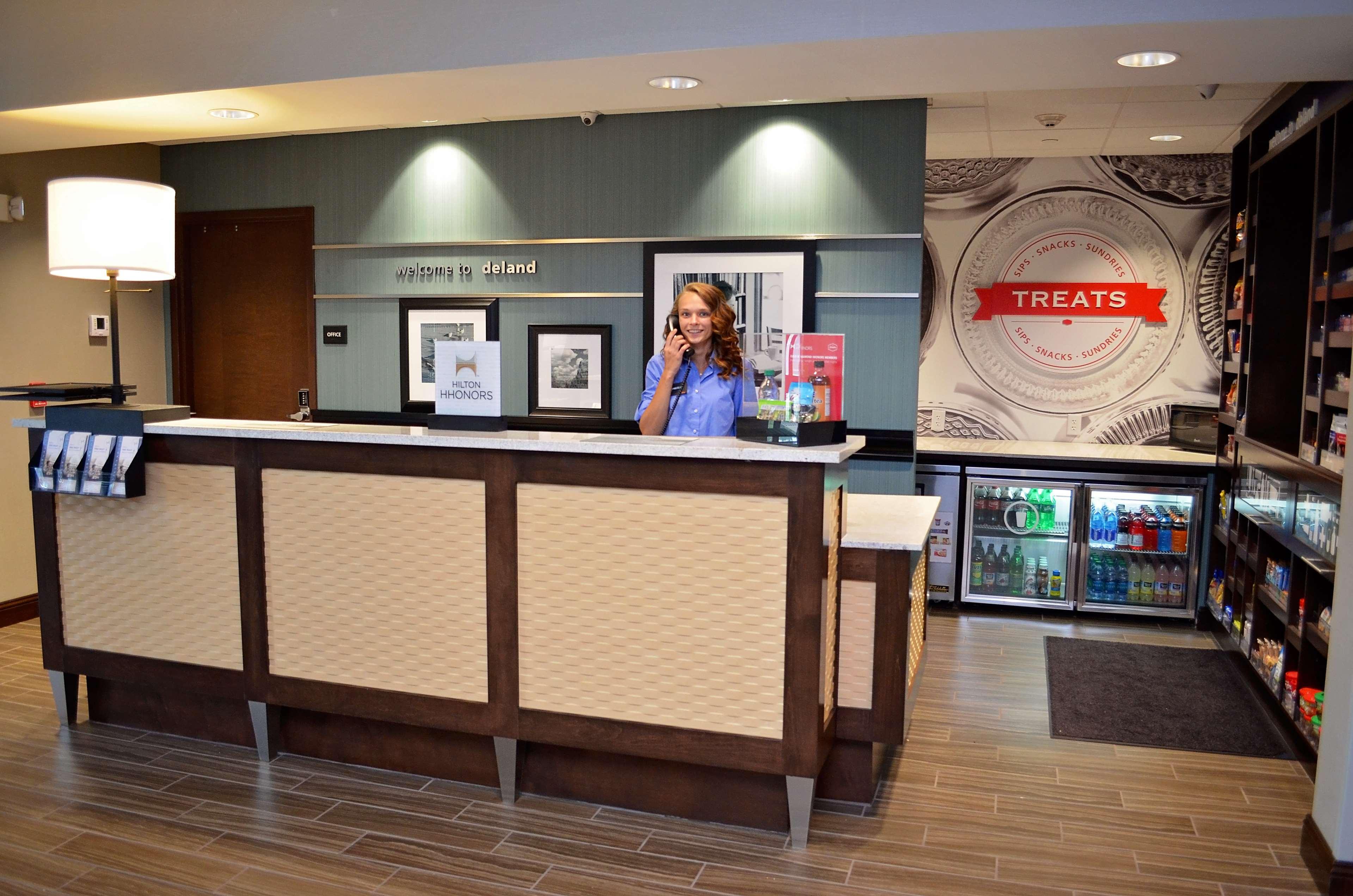 Hampton Inn & Suites - Деленд Экстерьер фото