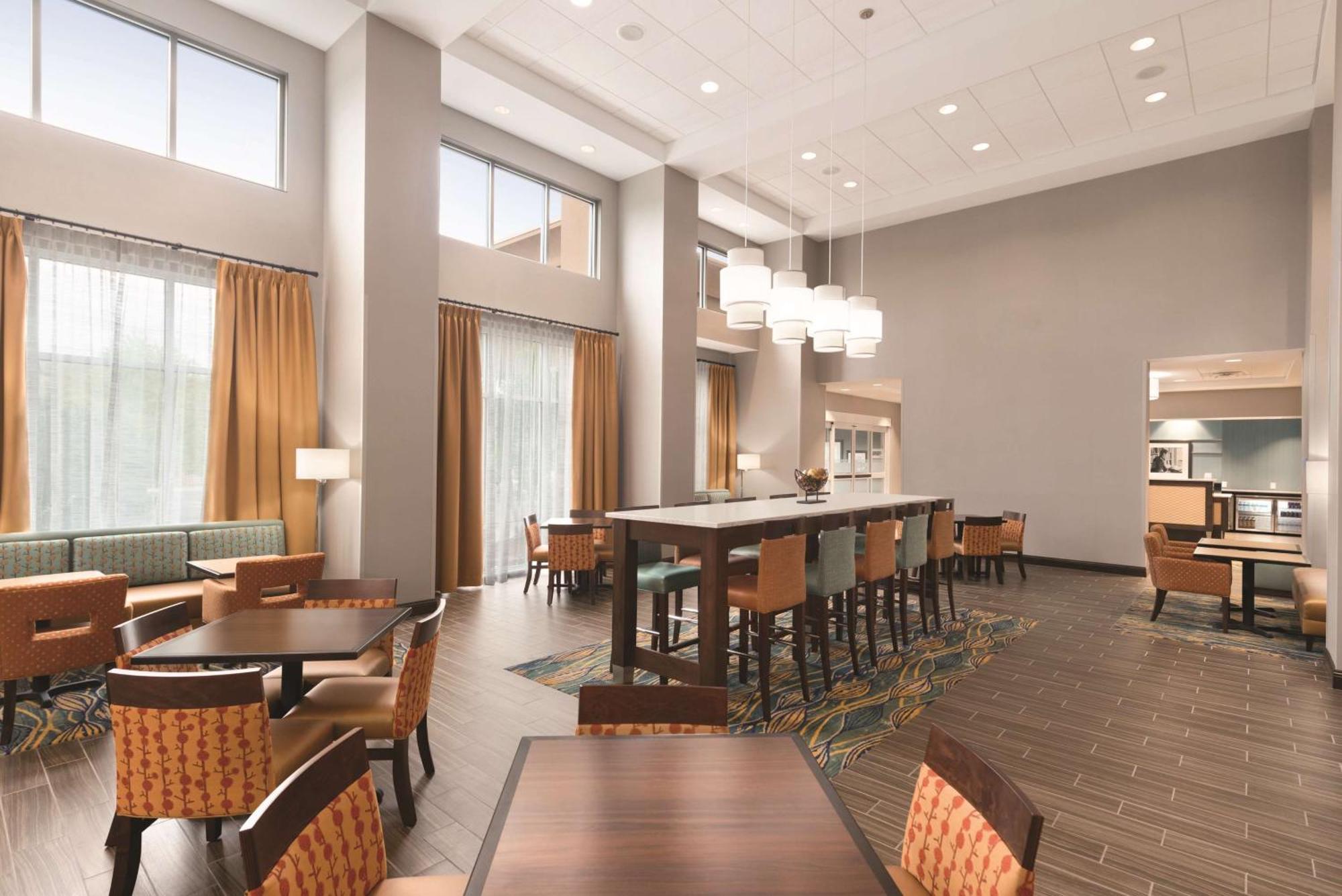 Hampton Inn & Suites - Деленд Экстерьер фото